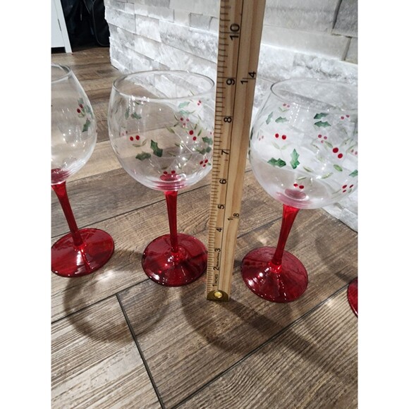 Pfaltzgraff Winterberry Wine Goblets 10oz Red Wine Glass - Set of 4 - Picture 5 of 6